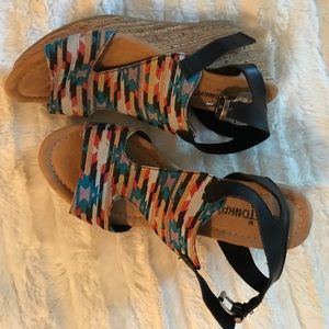Tribal pattern Minnetonka wedges! NWT! US size 7
